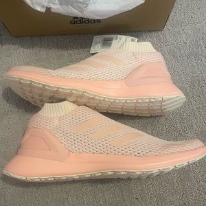 Light pink Adidas shoes never worn size 5